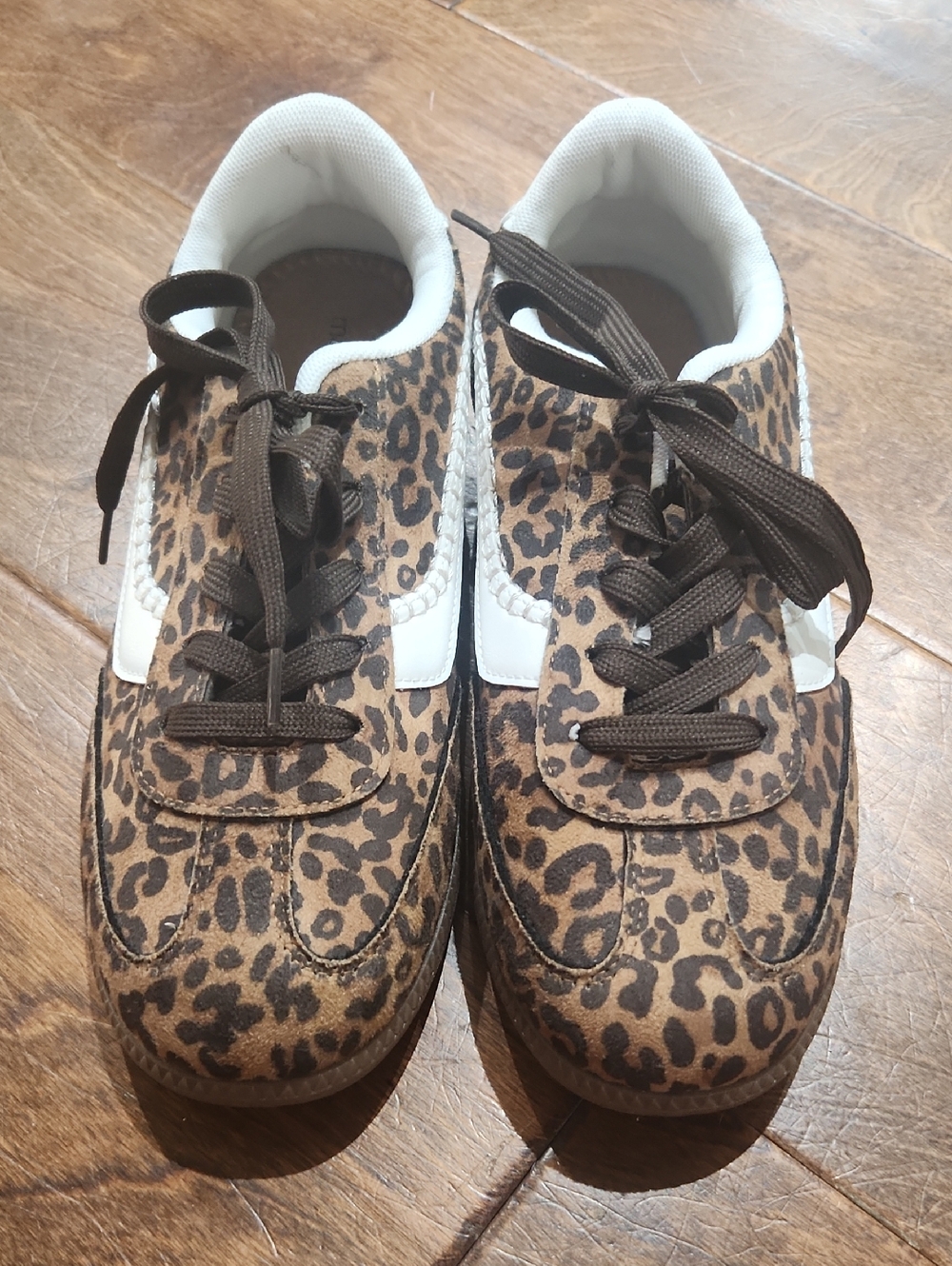 BRAND NEW Leopard Print Casual Sneakers with White Scallop Accent Size 9.5